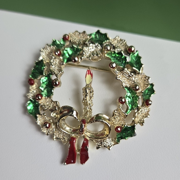 VINTAGE GERRY'S SIGNED GOLD TONE ENAMEL CHRISTMAS WREATH PIN BROOCH - Picture 3 of 16